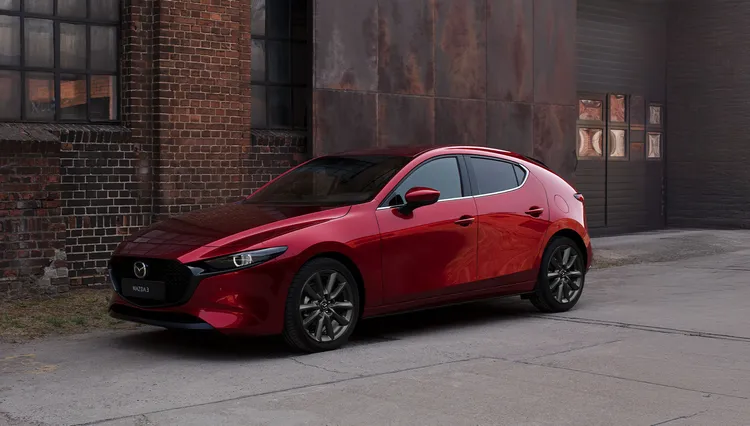 2027年式MAZDA3維持四門房車與五門掀背設定，售價88.8萬元起，並從車系起點配置前擋投影式全彩抬頭顯示器。業者提供