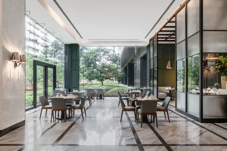台北萬豪被譽為台北最美Semi-Buffet的Garden Kitchen，擁有整片落地玻璃窗外的綠意花園景致，讓賓客在自然景色相伴下，優雅品味豐盛饗宴。業者提供