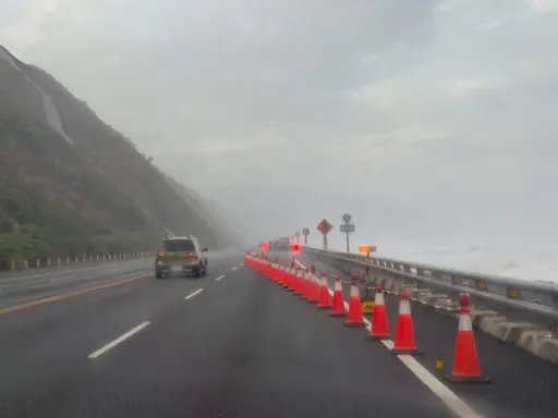 薔琵颱風掀巨浪　南迴公路多良路段遭掏空