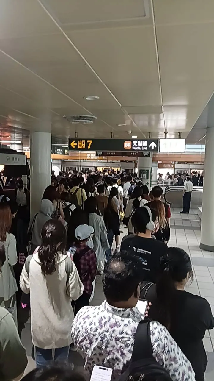 南京復興站的大批人潮目前已順利疏散。攝影中心