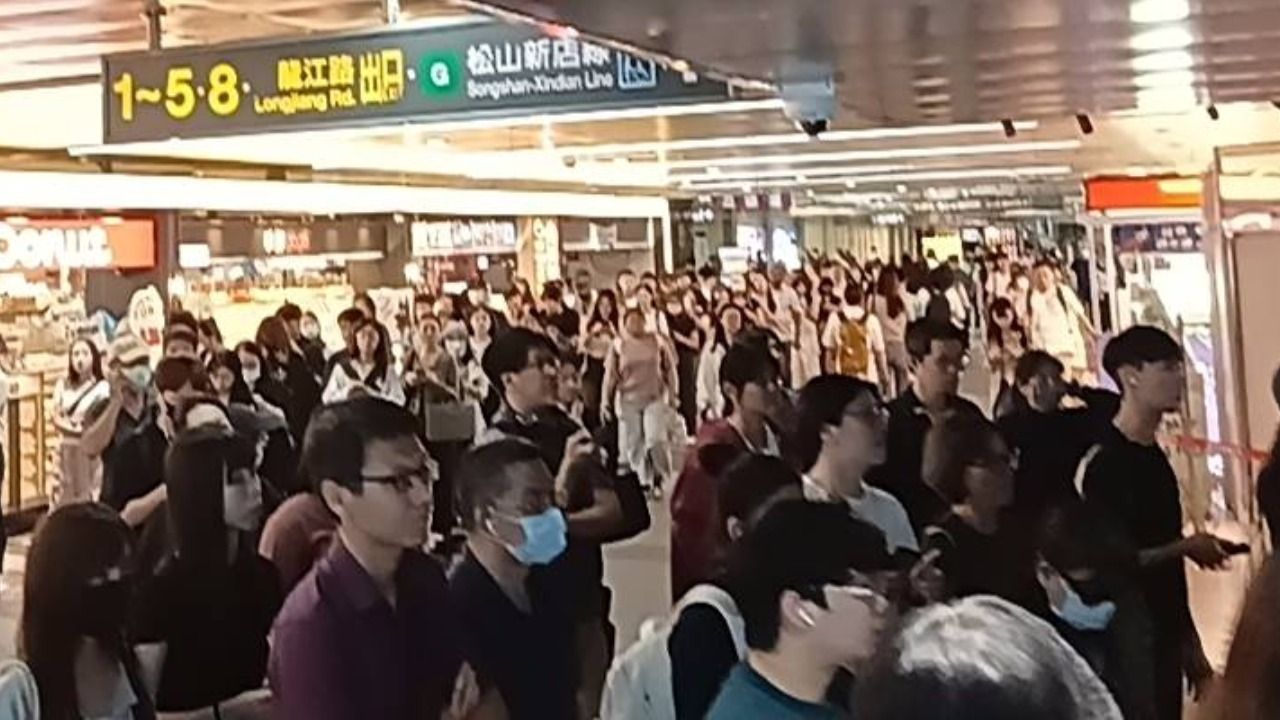 北捷文湖線異常!大批乘客塞爆月台哀號:要遲到了