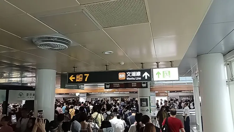 大批人潮塞滿南京復興站月台。攝影中心