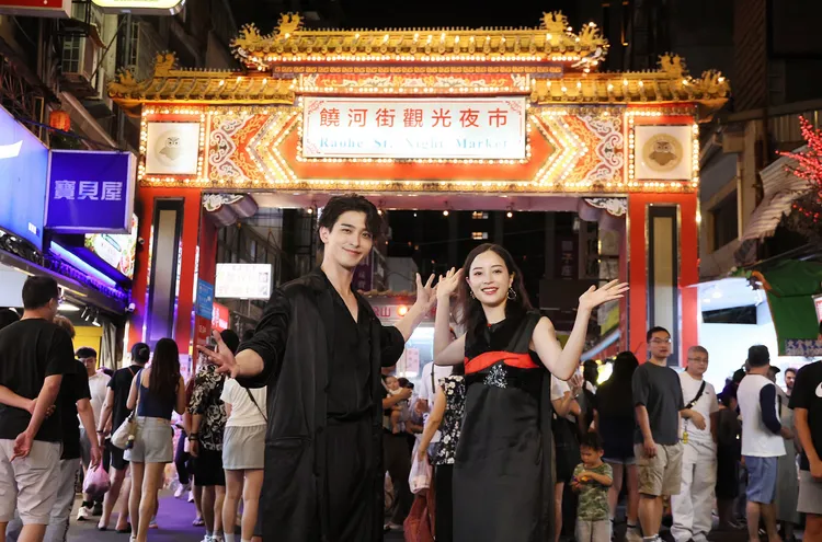 橫濱流星（左）、廣瀨鈴（右）打卡饒河夜市。車庫娛樂提供