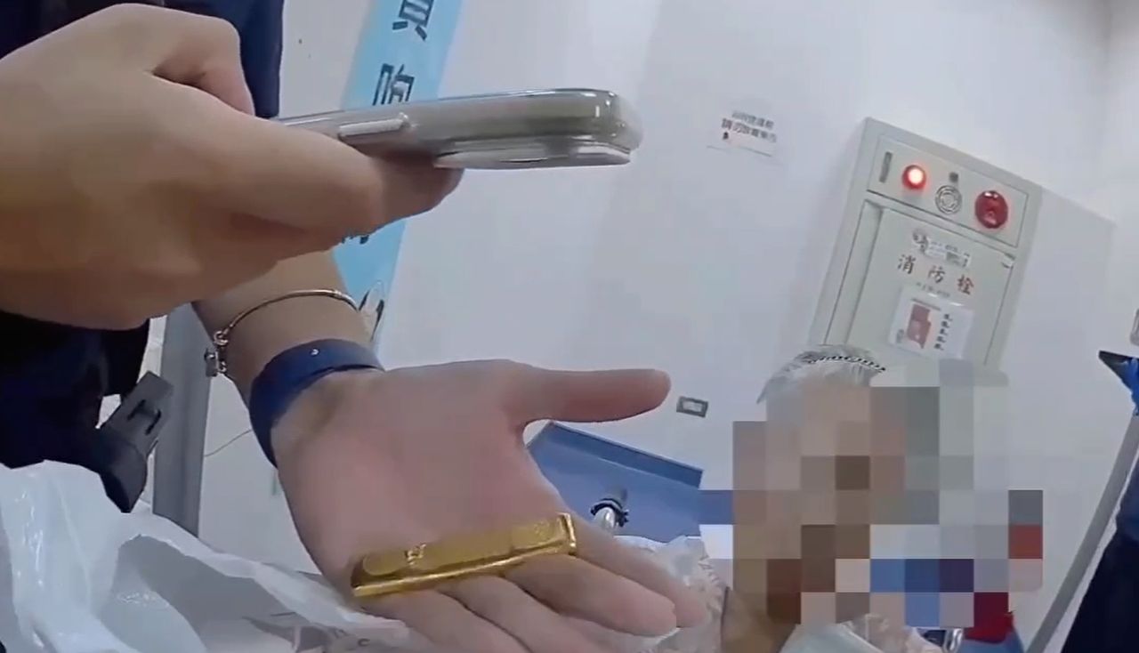北市老婦迪化街跌倒 身攜2177萬等值「金條」意外曝光!警替她守護積蓄