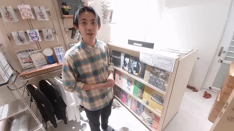 錄音室一樓有淺動周邊商品專區。凃建豐攝