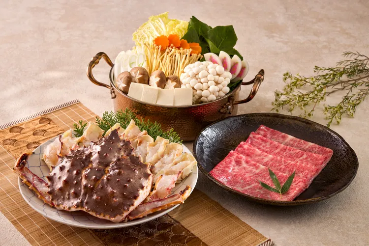 台北喜來登大飯店桃山「北海道鱈場蟹與鹿兒島A5和牛海陸鍋」，讓蟹鮮與和牛油脂交融於湯頭之中。寒舍集團提供