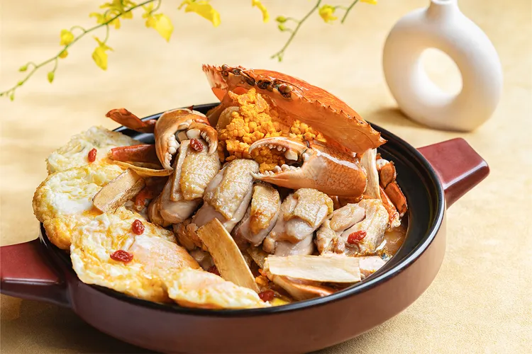 台北寒舍艾美酒店寒舍食譜「品茶啖蟹」餐桌體驗，以七種不同料理手法呈現秋蟹風味，並搭配鳳凰單叢氣泡茶，為濃郁蟹鮮加入清新的味覺轉折。寒舍集團提供