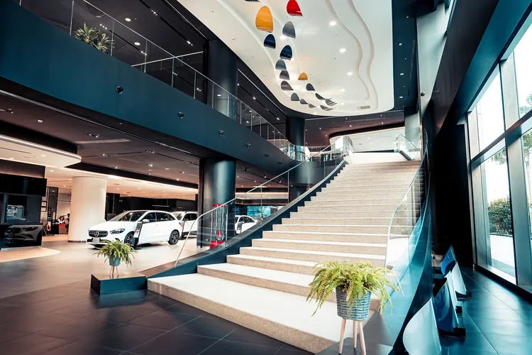 展示中心一、二樓可容納超過28輛新車及中古車，目前展出S-Class、Mercedes-AMG GT及純電G-Class等車型。業者提供
