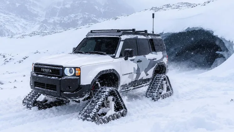 Land Cruiser Snowhunter配備Thule滑雪板架、車側防撞滑桿及底盤護板，展現針對雪地戶外活動打造的改裝特色。原廠照片