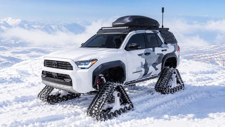 4Runner Snowhunter換裝雪地履帶與升高懸吊，搭配Thule車頂置物箱及底盤防護配備，強化雪地探索機能。原廠照片