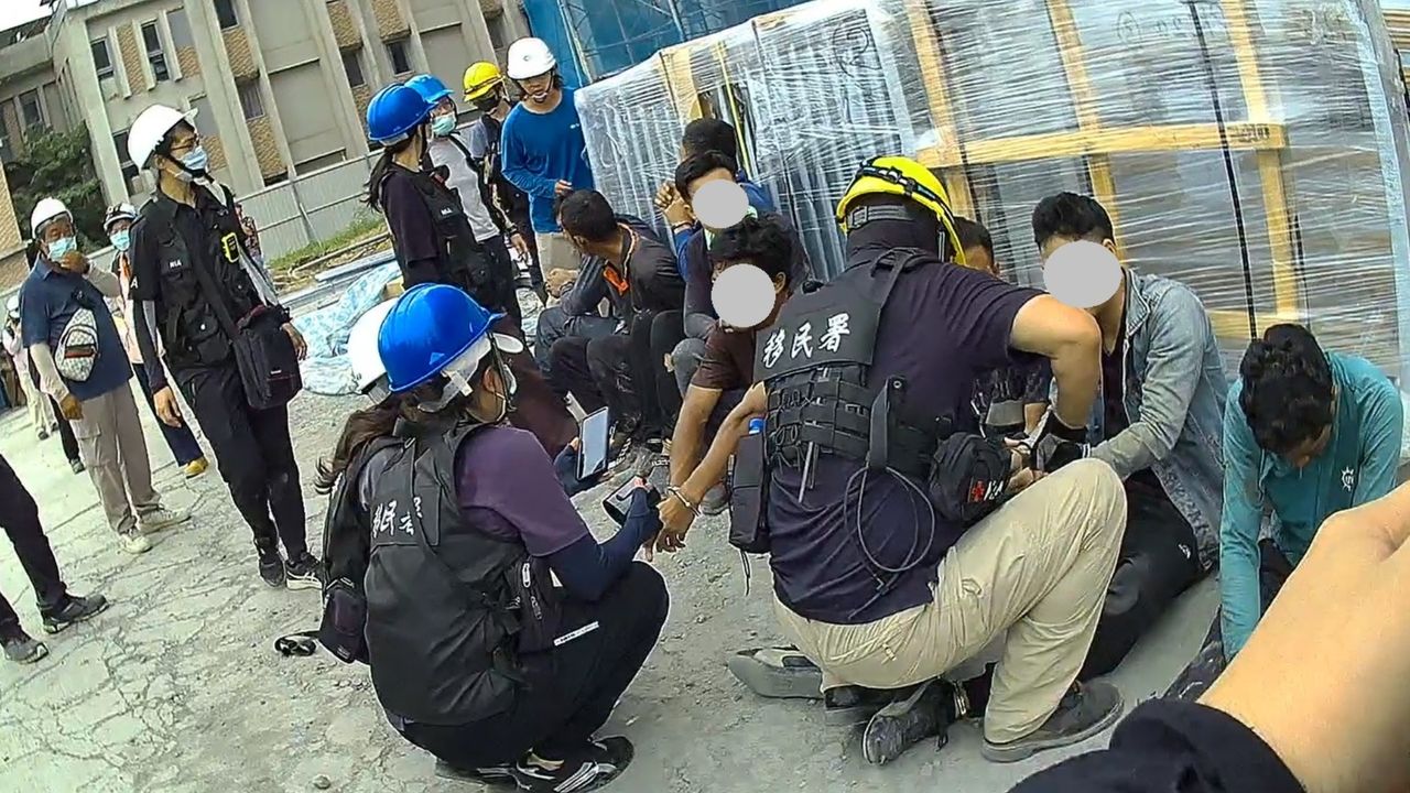 突襲工地抓黑工!有人躲雜物堆「只露雙眼」 14名非法外籍人士落網