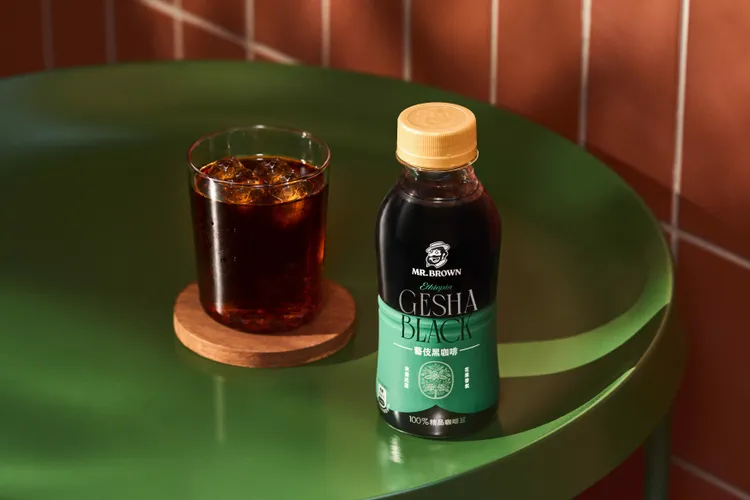 伯朗推出全新藝伎黑咖啡，每瓶350ml，建議售價45，即日起於各大通路陸續上架。業者提供