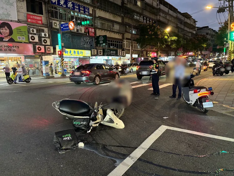 外送員機車毀損嚴重，車禍當下整個人飛起騰空後重摔。翻攝畫面
