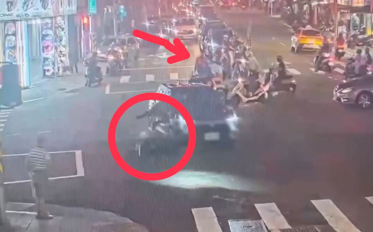 太烏龍!義交指揮禮讓救護車 轎車疑誤認「可以通行」闖路口撞飛外送員