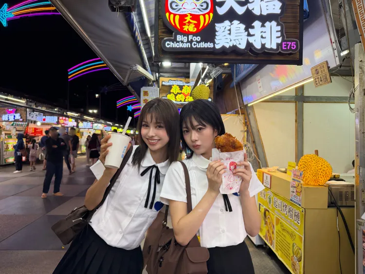 AtHeart去夜市品嘗雞排。TITAN CONTENT提供