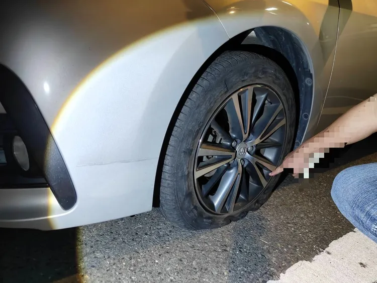拖板車在國道掉落鐵架，導致至少43部自小客車撞擊掉落物而肇事。翻攝畫面