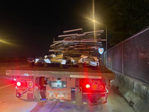 聯結車國道1號掉落鐵架！43部車遭擊落　萬幸無人受傷