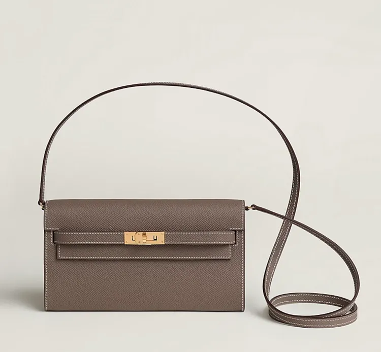 愛馬仕一般皮革款Kelly Classique To Go皮夾，26萬1900元。翻攝官網