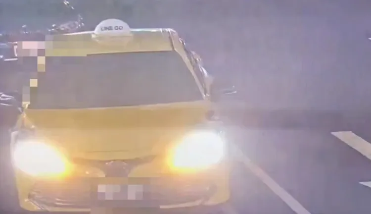 嫌犯搭乘計程車離去遭鎖定。翻攝畫面