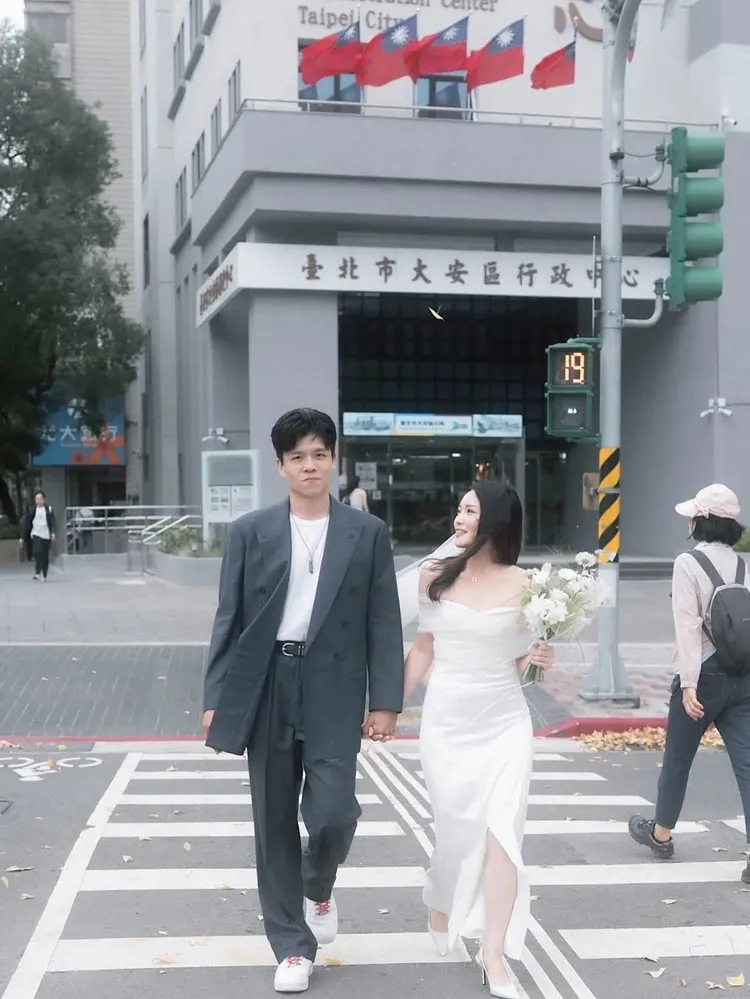 羅世棠（右）和新婚老婆牽手漫步在台北市大安區行政中心前方街道，非常浪漫。翻攝羅世IG