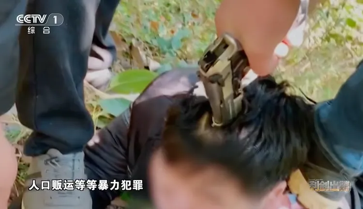 犯罪集團凌虐被害人並錄影為樂。翻攝微博/中央電視台