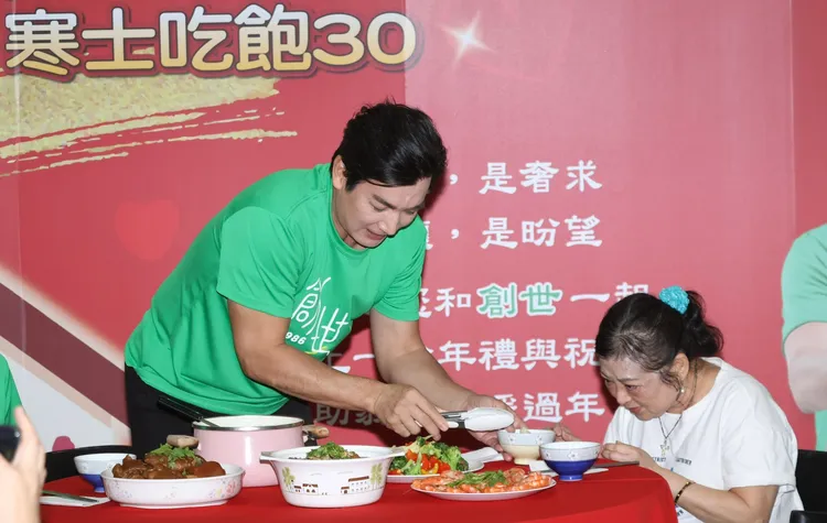 伊正與個案鍾小姐互動。攝影中心攝
