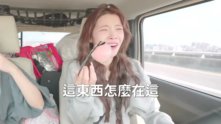 李多慧拿眼鏡時連同胸墊一起曝光。翻攝自李多慧YouTube