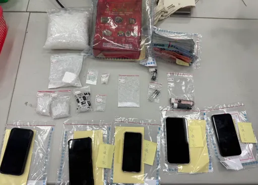 見警急分頭走！3男突丟「鹹豬肉禮盒」入花圃　警抓人扣1公斤安毒