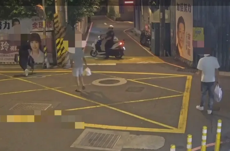 各身穿黑白灰T恤的三名男子見到警員立刻分頭離開，並將手邊藏毒的鹹豬肉禮盒往花圃丟，企圖滅證。翻攝畫面