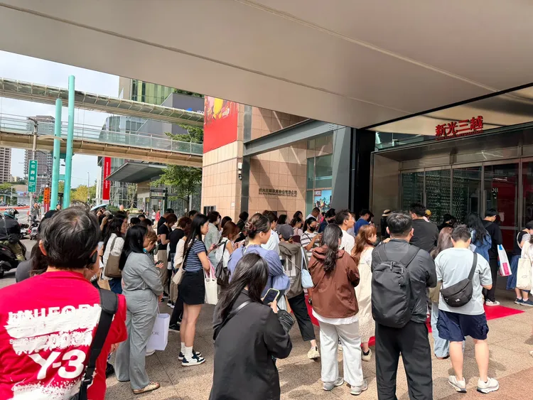 台北信義新天地週年慶首日民眾排隊人潮。新光三越提供