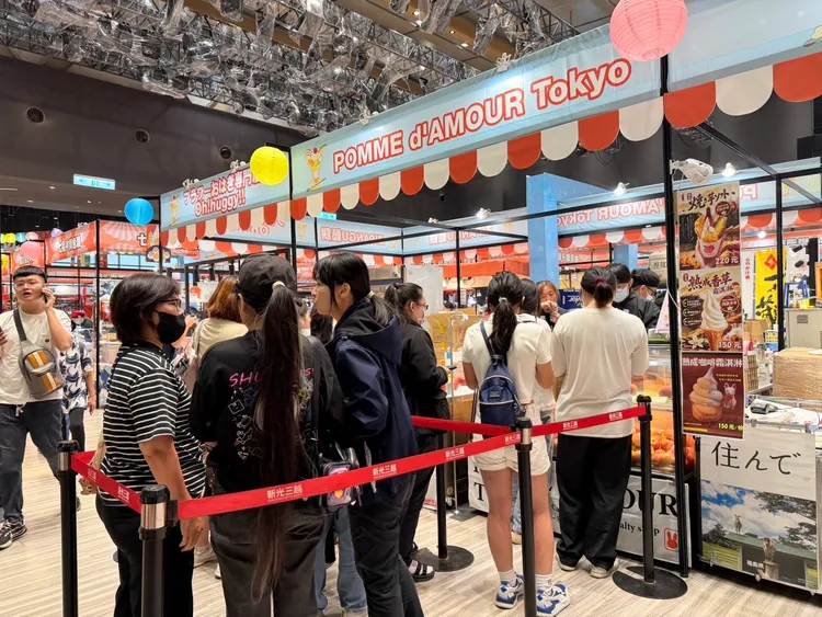 日本展美食蘋果糖吸引民眾排隊購買。新光三越提供