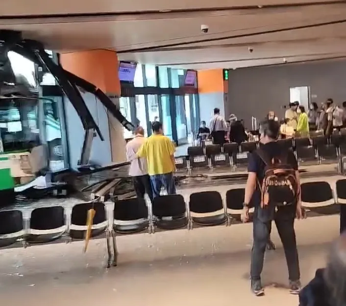 遊覽車撞進候車區發出巨響，民眾連忙上前查看是否有人受傷。翻攝自Threads@shuangjing36