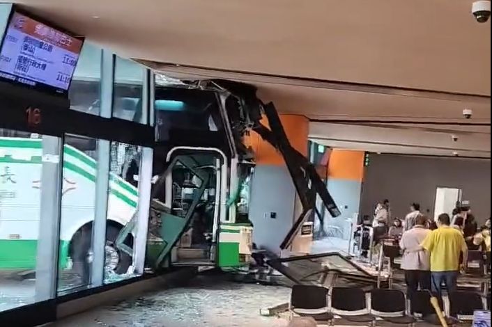 遊覽車進站突失控!龜山長庚轉運站玻璃爆裂 2候車民眾受傷