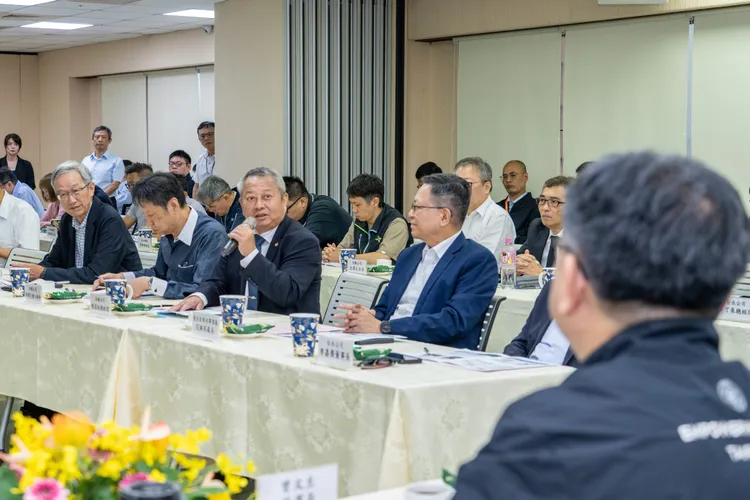 台電今舉行「台灣電力學校座談會」，邀集交通運輸、醫療院所、通訊電信及商場百貨等用戶高階主管參與。台電提供