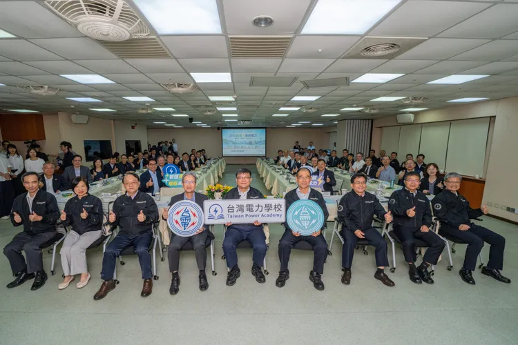台電今(5日)由董事長曾文生（中）攜手台灣機電工程服務社董事長王耀庭（左四），邀集交通運輸、醫療院所、通訊電信及商場百貨等用戶高階主管舉行「台灣電力學校座談會」。台電提供