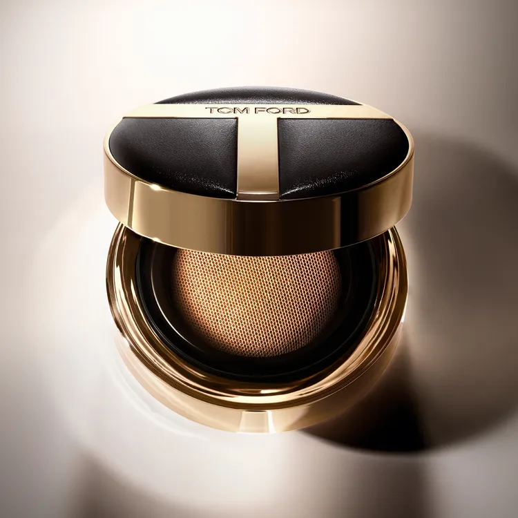 TOM FORD立體光影水光氣墊粉餅1盒1蕊（SPF50、PA+++） ，3000元。品牌提供