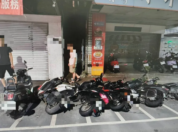 路旁停車格內一整排機車被撞倒。翻攝畫面