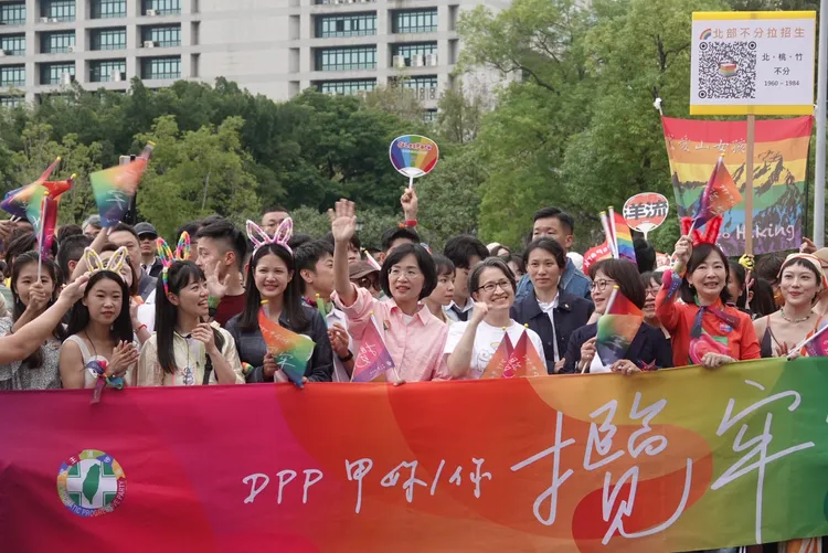 民進黨團參加同志大遊行。江孟謙攝