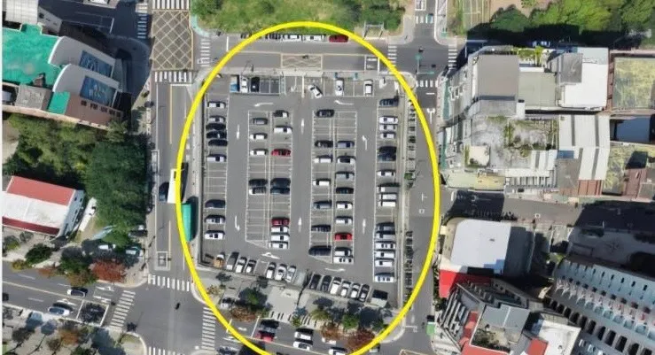 淡水分局新址四面臨路、交通動線完整，鄰近淡江大橋，未來可串聯淡水、八里及北海岸重要交通節點。翻攝畫面