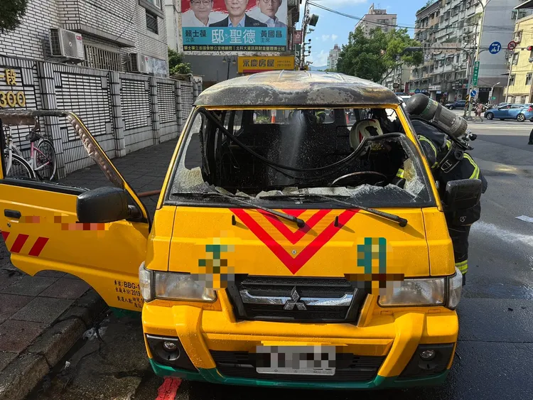 幼兒園校車起火。翻攝畫面