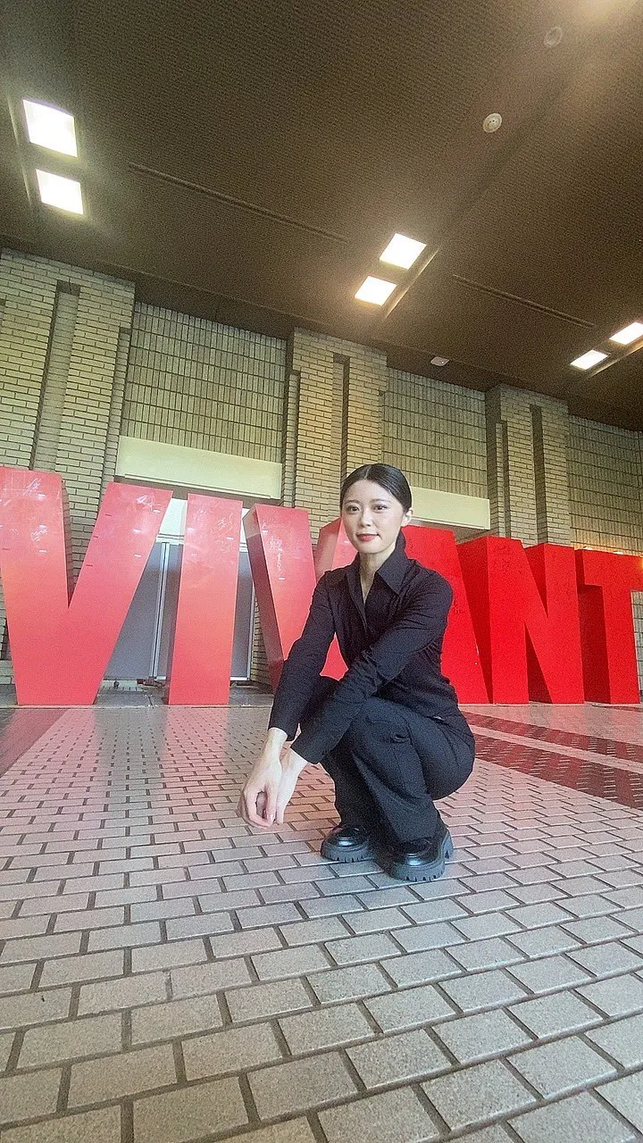 施鈺萱和《VIVANT》的擺設合照。翻攝ts_hsuan X