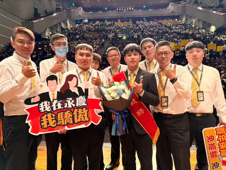 永慶房屋經紀人員鄭偉祥分享，公司重視團隊合作，夥伴彼此支援有默契、不用單打獨鬥。永慶房屋提供