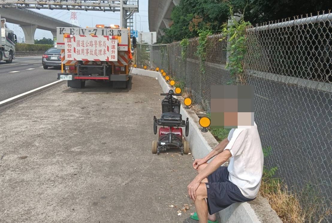 8旬老翁騎電動代步車誤上國道!工程車急攔停 警方依法開罰