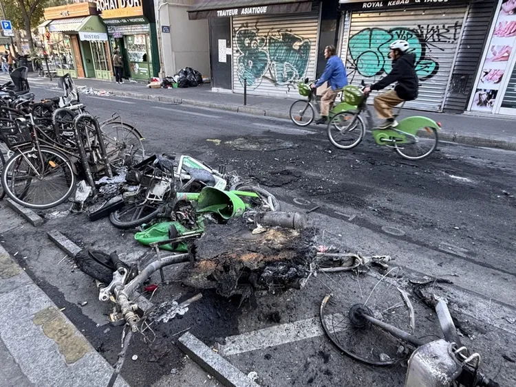 巴黎街頭被焚毀的腳踏車。中央社