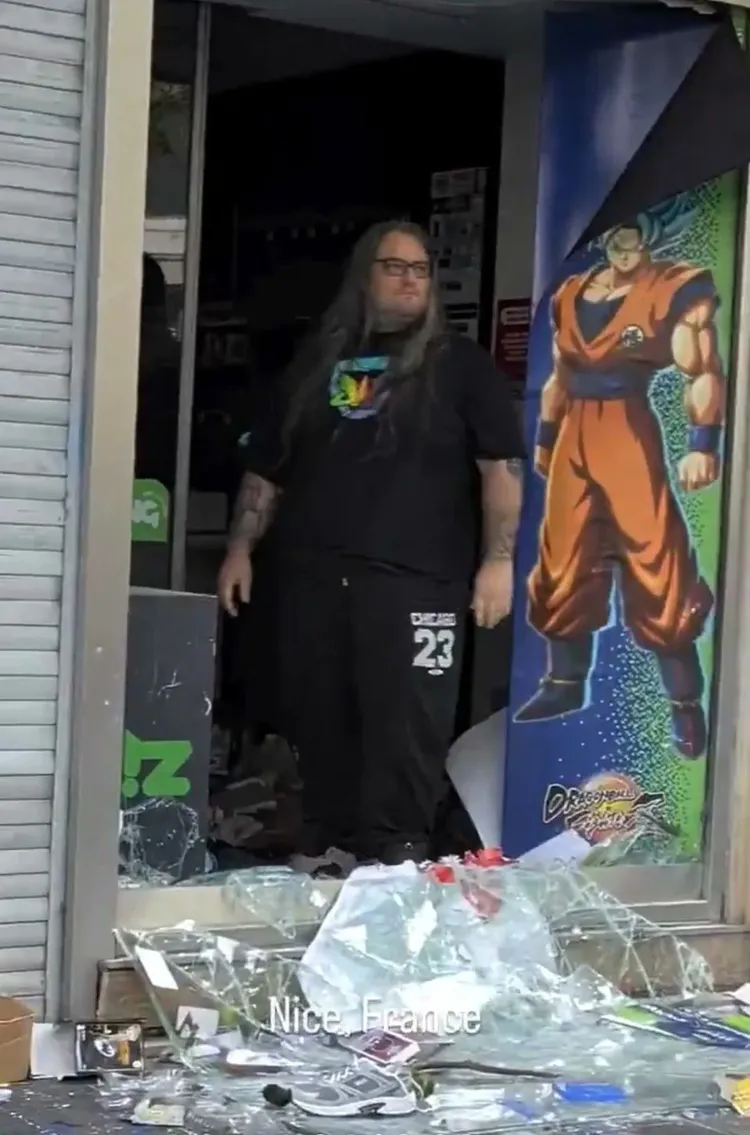 電玩店老闆霸氣站出來嗆暴徒。翻攝X