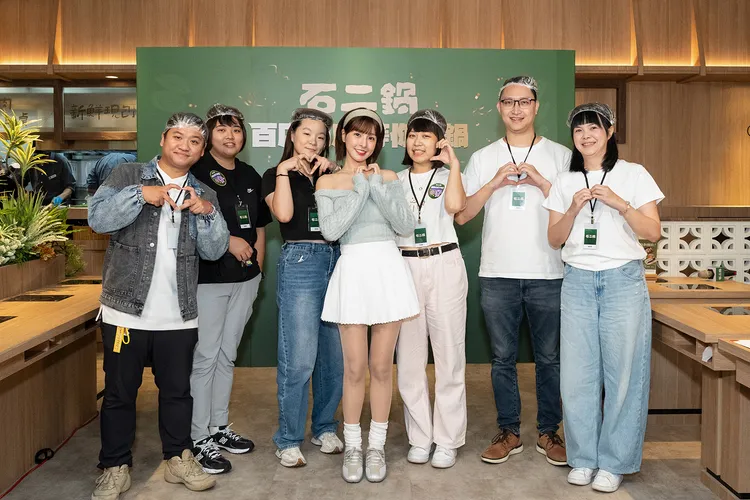 粉絲戴上「石二鍋一把罩浴帽」與峮峮合影留念。業者提供