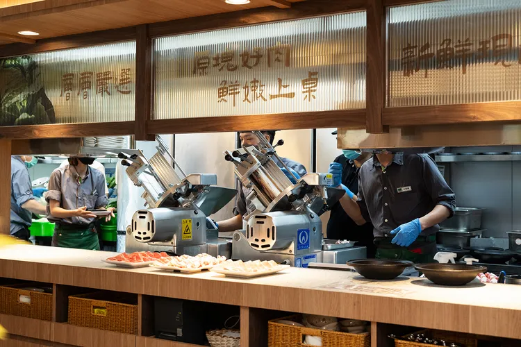 旗艦店打造「透明廚房」，現場原塊刨肉，新鮮看得見。業者提供