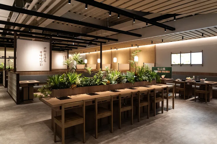 「台中文心崇德店」以木質調襯起綠意，帶來自然舒適用餐氛圍。業者提供