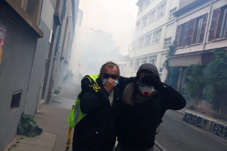 法國里昂一場遭地方政府禁止的示威中，警方施放催淚瓦斯，群眾紛紛散去。路透