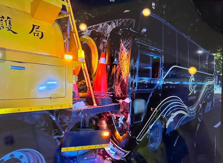 遇到路口紅燈，清溝車停下後，大客車卻疏於注意，直接追尾。翻攝畫面